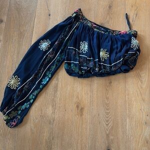 NESSY 🇬🇧 One of a kind embroidered and sequined blouse